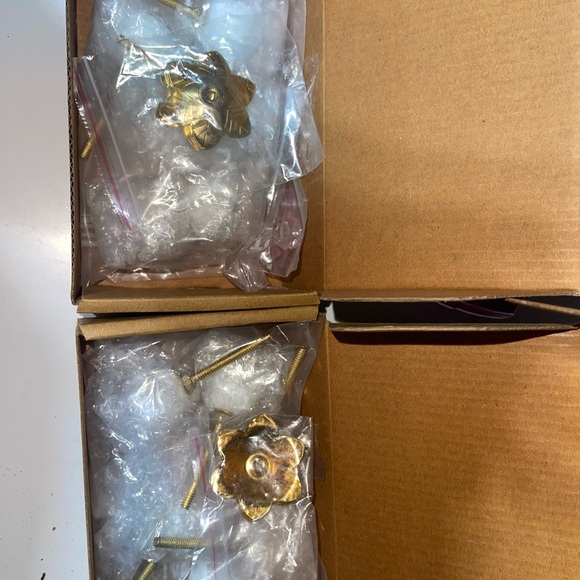 SOLD (2) Sets Crystal White and Gold Floral Drawer Knobs - Picture 10 of 12